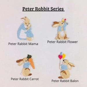 Peut inclure: Quatre patchs brodés thermocollants représentant des personnages de Peter Rabbit. Les patchs sont sur un fond blanc. Les personnages sont Peter Rabbit Mama, Peter Rabbit Flower, Peter Rabbit Carrot et Peter Rabbit Balon.