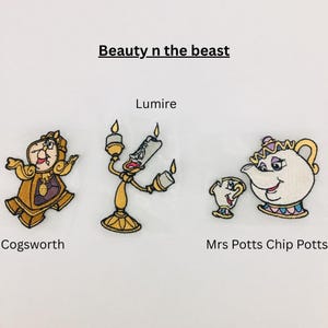 Può includere: Toppe ricamate raffiguranti i personaggi di "La Bella e la Bestia": Ding-Dong, Lumiere, Mrs. Bric e Chicco. Le toppe sono in vari colori, tra cui oro, giallo e bianco, con contorni neri. Il testo "Beauty n the beast" è sopra i personaggi.