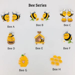 Op de afbeelding: Een set van acht geborduurde strijklabels met een bijen-thema. De labels tonen bijen, honingraten en bijenkorven in verschillende ontwerpen. De labels zijn perfect om kleding, tassen of andere stoffen items een vleugje whimsy te geven.