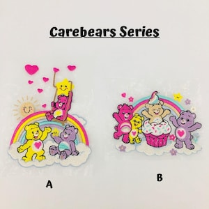 Op de afbeelding: Twee Carebears Series patches. Patch A toont een gele beer, een paarse beer, een roze beer met een ster, een regenboog, een zon en roze harten. Patch B toont een roze beer, een gele beer, een beer op een cupcake, een paarse beer en een regenboog.