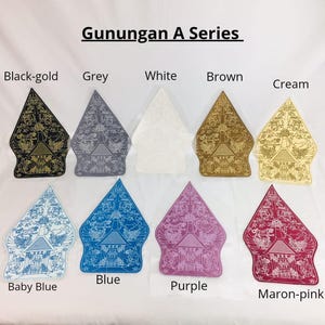 Puede incluir: Diez piezas de tela de diferentes colores con forma de sombrero cónico tradicional indonesio llamado "Gunungan". Los colores son negro-dorado, gris, blanco, marrón, crema, azul bebé, azul, morado y marrón-rosado. El texto "Gunungan A Series" está en la parte superior de la imagen.