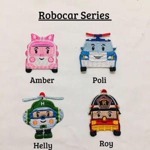 Puede incluir: Cuatro parches bordados con personajes de la serie Robocar. Los personajes son Amber, Poli, Helly y Roy. Cada parche es colorido y tiene un diseño de dibujos animados.
