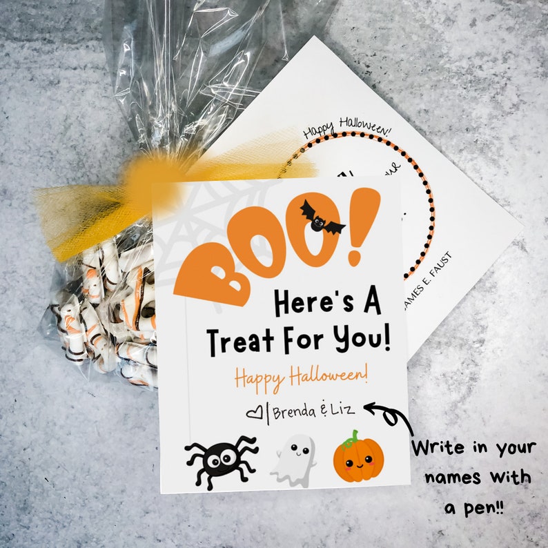 Puede incluir: Una tarjeta blanca con una ilustraci&oacute;n negra de una ara&ntilde;a, un fantasma y una calabaza. La tarjeta dice "BOO! Here's a Treat For You! Happy Halloween! Brenda & Liz" y tiene un espacio para escribir nombres con un bol&iacute;grafo.