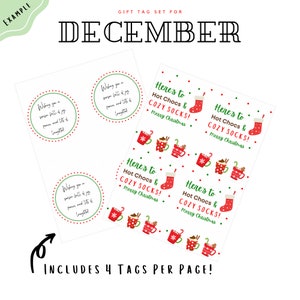Puede incluir: Cuatro etiquetas de regalo imprimibles con un tema navide&ntilde;o. Las etiquetas presentan ilustraciones rojas y verdes de tazas de chocolate caliente, calcetines acogedores y el texto "Here's to Hot Chocs & Cozy Socks! Merry Christmas".