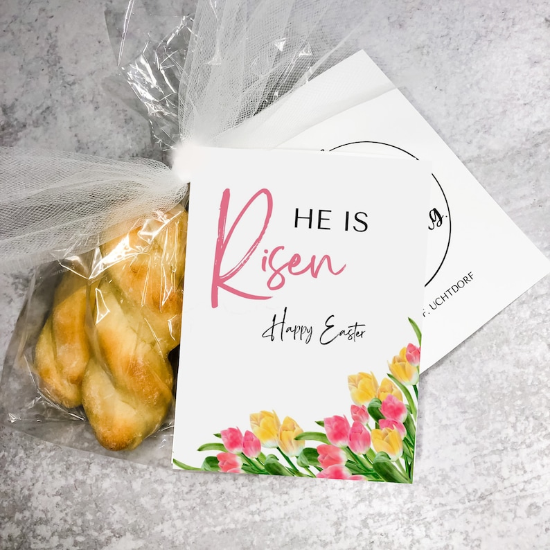 Puede incluir: Una tarjeta blanca con el texto "He is Risen" en letras rosas y "Happy Easter" en letras negras. La tarjeta est&aacute; decorada con una ilustraci&oacute;n de acuarela de tulipanes rosas y amarillos.