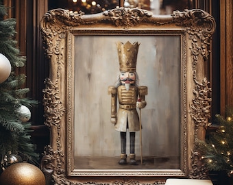 Puede incluir: Una pintura enmarcada de un cascanueces soldado con un uniforme dorado y blanco, sosteniendo un bastón. La pintura está en un marco dorado adornado y se coloca contra una pared blanca.