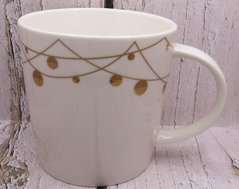 Taza navideña con guirnalda dorada de Starbucks, 2012