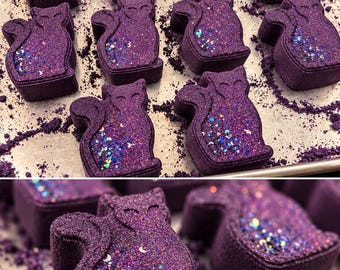 MIDNIGHT FAMILIAR - Zwarte Kat Badbom, Heksenbadbom, Gotische Badbom, Paarse Badkunst, Cadeau voor Kattenliefhebbers, Spooky Zelfverzorging