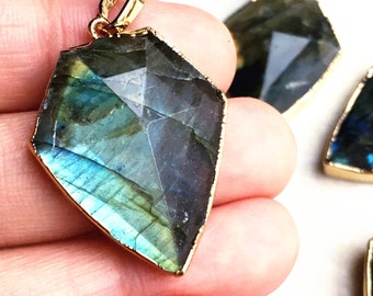 Wholesale Colorful Faceted Labradorite Stone Arrowhead Pendant with 24k Gold Electroplated Cap and Bail (S85B9-01)