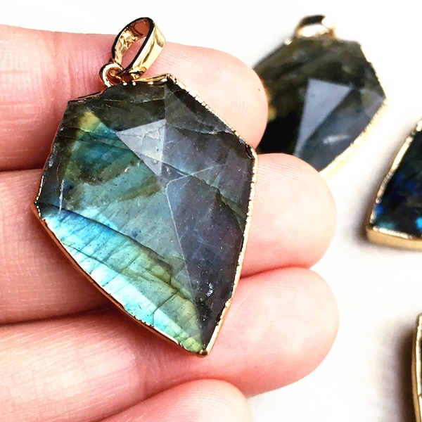 Wholesale Colorful Faceted Labradorite Stone Arrowhead Pendant with 24k Gold Electroplated Cap and Bail (S85B9-01)