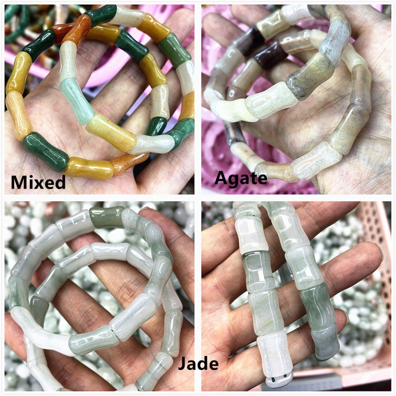 Op de afbeelding: Vier armbanden van gepolijste steen, elk met een bamboe-achtig ontwerp. De armbanden zijn gelabeld met "Mixed", "Agate" en "Jade". De "Mixed" armband heeft een verscheidenheid aan kleuren, waaronder groen, geel en oranje. De "Agate" armband heeft beige en bruine tinten. De "Jade" armband is lichtgroen.