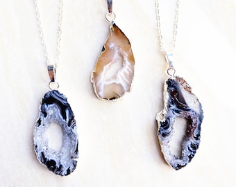 Colgantes de ágata drusa marrón claro o negra con borde de plata galvanizada // Collar con colgante de ágata geoda bañada en plata B998