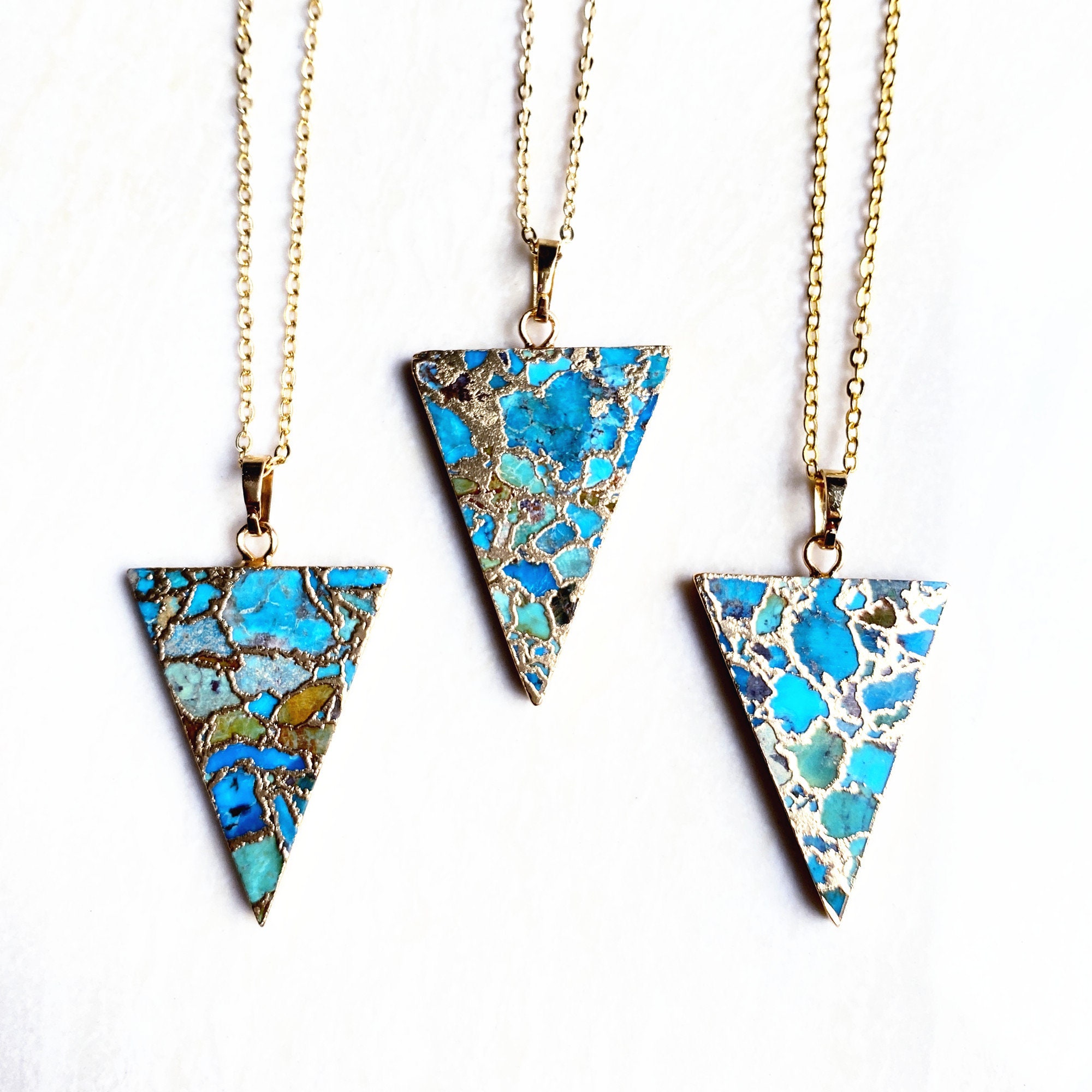 Pendentif En Argent Avec Turquoise – Forme Triangle, Style Spirale Moderniste