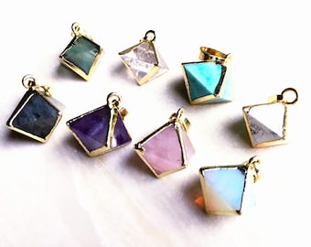 Könnte beinhalten: Acht goldgerahmte pyramidenförmige Anhänger mit verschiedenen farbigen Edelsteinen. Die Edelsteine sind Amethyst, Türkis, Rosenquarz, klarer Quarz, Labradorit, grüner Aventurin, weißer Howlith und Opal.