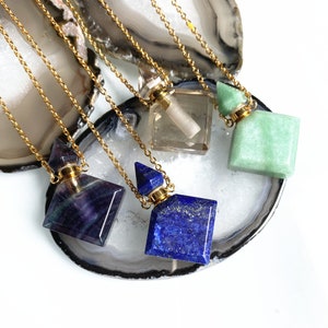 Puede incluir: Cinco collares de cadena dorada con tapones de botella de cristal. Los tapones son de cuarzo transparente, aventurina verde, lapislázuli azul y fluorita púrpura.