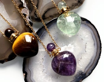 Collier pendentif de bouteille de parfum de pierre précieuse de coeur poli, bijoux de collier de bouteille de parfum de quartz de cristal de chakra de guérison plaqué or