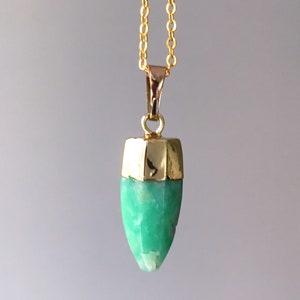 Polished Chrysoprase with Gold Electroplated -- Gold Petite Chrysoprase Point Pendants Charm Necklace (D8F4_25)