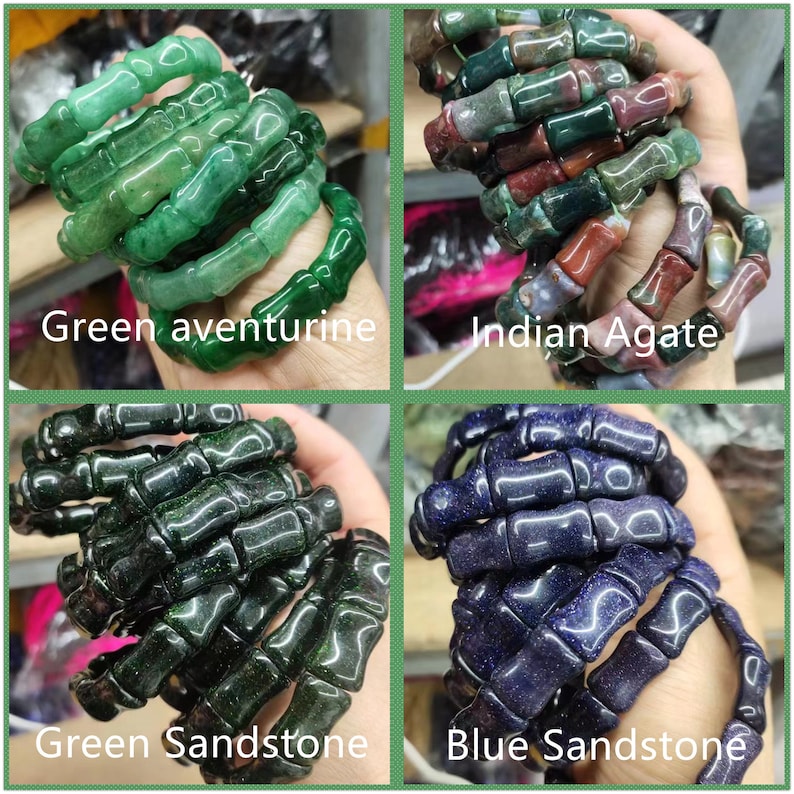 Op de afbeelding: Vier stapels edelsteenarmbanden worden getoond. De armbanden zijn van groene aventurijn, Indiase agaat, groene zandsteen en blauwe zandsteen. Elke armband is gemaakt van bamboevormige kralen. Tekst op de afbeelding identificeert elk type edelsteen.