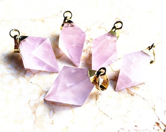 Pendentif natural Rose Crystal Quartz Charm pendentif avec or électroplaqué, rose cristal pierre rhombus forme charme pendentif