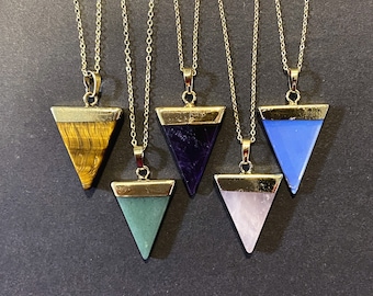 7 pietre preziose a scelta, collana pendente triangolo al quarzo di cristallo // ciondolo triangolo d'oro / collana pendente geometrica in pietra preziosa triangolare