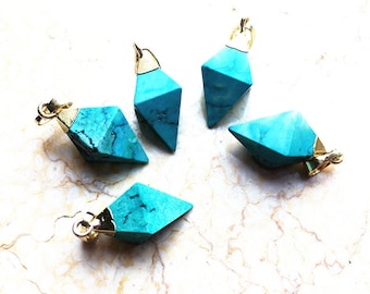 Pendentif bleu turquoise avec pendentif de charme en forme d’électroplaque doré, pierre turquoise naturelle rhombus en forme de