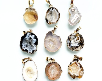 VENTA Tiny Geode Agate Druzy Slice Colgante con borde galvanizado de oro, plateado 1, 3, 5, 10 (K8B11-01)