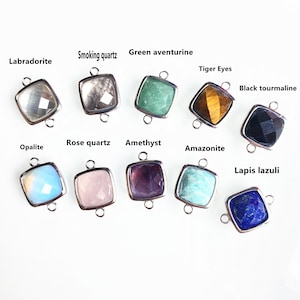 Puede incluir: Surtido de 10 dijes de piedras preciosas diferentes con engastes de metal plateado. Las piedras preciosas incluyen labradorita, cuarzo ahumado, aventurina verde, ojo de tigre, turmalina negra, ópalo, cuarzo rosa, amatista, amazonita y lapislázuli.