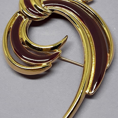 Vintage Trifari shops TM pin/brooch gold plated, purple enamel and rhinestones .