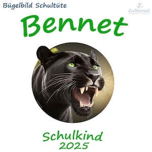 Könnte beinhalten: Illustration eines schwarzen Panthers mit grünen Augen und geöffnetem Maul, in einem kreisförmigen Rahmen. Der Name "Bennet" steht grün über dem Panther, darunter "Schulkind 2025". Der Hintergrund ist weiß.