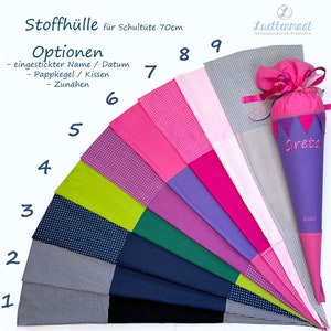 Könnte beinhalten: Neun Stoffmuster in verschiedenen Farben und Mustern, darunter Grün, Pink, Lila und Blau mit weißen Punkten. Die Muster sind fächerförmig angeordnet, mit den Zahlen 1 bis 9 auf der linken Seite bedruckt. Ein lilafarbener Schultüten-Kegel mit dem Namen "Greta" und dem Jahr "2023" befindet sich in der unteren rechten Ecke.