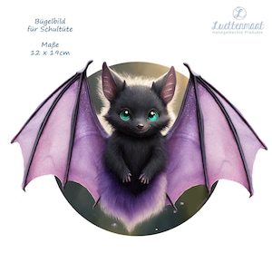 Könnte beinhalten: Bügelbild mit einer niedlichen Cartoon-Fledermaus mit lila Flügeln und grünen Augen. Das Bild ist 12 cm x 19 cm groß.