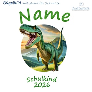 Könnte beinhalten: Illustration eines grünen und braunen Dinosauriers mit offenem Maul, vor einer Berglandschaft. Das Wort "Name" steht grün über dem Dinosaurier, darunter "Schulkind 2026". Auf weißem Hintergrund.