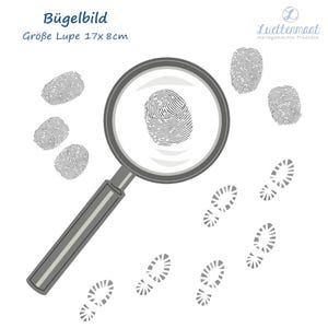 Könnte beinhalten: Eine Lupe mit grauem Griff und Rahmen, die einen Fingerabdruck vergrößert. Mehrere andere Fingerabdrücke und Fußabdrücke sind um die Lupe auf weißem Hintergrund verstreut. Der Text auf Deutsch lautet "Größe Lupe 17x8cm".