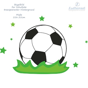 Könnte beinhalten: Ein schwarz-weißer Fußball auf grünem Gras Hintergrund mit fünf grünen Sternen. Das Bild ist für einen Bügelbild-Transfer von 25x25cm mit transparentem Hintergrund.