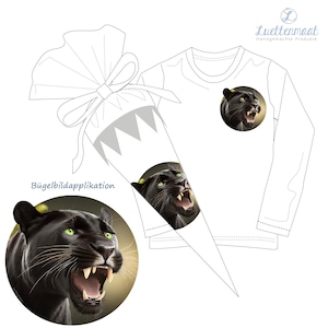 Könnte beinhalten: Eine Schwarzweißillustration eines Panthers mit grünem Auge. Das Bild ist auf weißem Hintergrund und mit "Bügelbildapplikation" beschriftet.