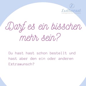 Könnte beinhalten: Ein weißer Kreis mit rosa Rand und rosa Text, der "Darf es ein bisschen mehr sein?" lautet. Der Text darunter lautet "Du hast hast schon bestellt und hast aber den ein oder anderen Extrawunsch?"  Oben im Kreis befindet sich ein kleines rosa L mit dem Text "Luettenmaat Handgemachte Produkte" darunter.