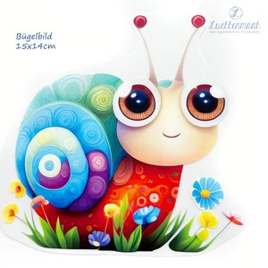 Könnte beinhalten: Ein farbenfroher Bügelbild mit einem Cartoon-Schneckenmotiv mit großen Augen und einer Muschel mit blauen, grünen, violetten und weißen Spiralen. Die Schnecke ist von Blumen in Gelb-, Blau- und Rottönen umgeben. Der Text "Bügelbild 15x14cm" ist oben links sichtbar.