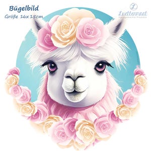 Könnte beinhalten: Ein weißes Lama mit rosa und gelben Blumen um den Kopf. Das Lama trägt einen rosa Schal. Das Bild ist ein Bügelbild in der Größe 16x15cm.