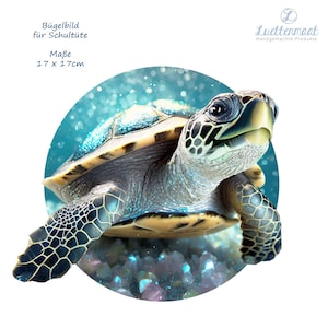 Könnte beinhalten: Eine blaue und grüne Meeresschildkröte mit einem glitzernden Panzer, die in einem türkisblauen Meer mit weißen und blauen Glitzer schwimmt. Die Schildkröte schaut zur Kamera. Das Bild ist ein Kreis mit weißem Hintergrund.