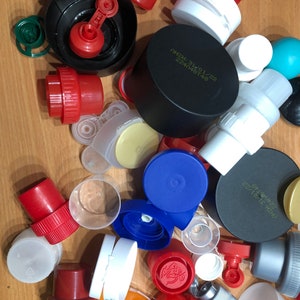 Grote plastic flessendoppen
