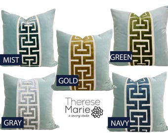 Funda de almohada de terciopelo Aqua Mist con ribete griego grande - SELECCIONE EL COLOR DEL RIBETE