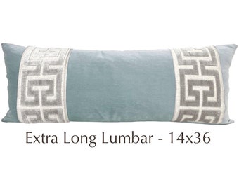 Funda de almohada lumbar larga de terciopelo Aqua Mist con diseño de llave griega gris grande