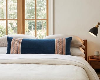 Funda de almohada lumbar larga de terciopelo de algodón azul marino con ribete tipo "tapiz" en color "miel".