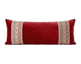 Funda de almohada lumbar larga de terciopelo de algodón rojo con ribete de "tapiz" en color "miel".