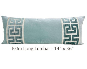 Funda de almohada lumbar larga de terciopelo Aqua Mist con llave griega grande Mist