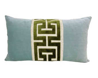 Funda de almohada lumbar de terciopelo Aqua Mist con ribete grande de clave griega verde