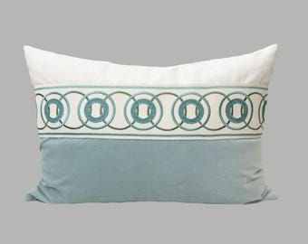 Funda de almohada de terciopelo Aqua Mist y blanco roto con ribete circular