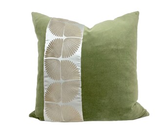 Housse de coussin en velours vert sauge avec bordure en forme d'ailes - bordure blanche ou grise au choix