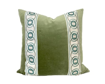 Funda de almohada verde salvia con ribete de doble círculo color aguamarina.