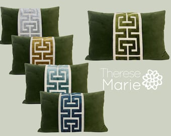 Funda de almohada lumbar verde musgo con ribete de clave griega grande - SELECCIONE EL COLOR DEL RIBETE